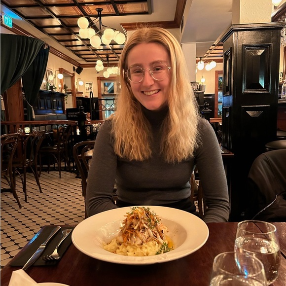 Meet your Posher, Abbey - Picture 1 of 1